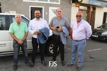 Lomo Magullo abraza la vida con la escultura homenaje a la Traída del Agua/Francisco Javier Santana y TA.